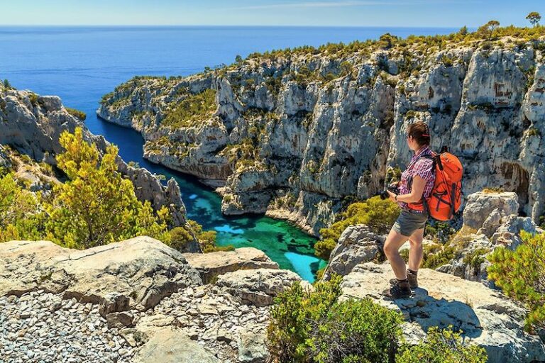 sentier cotier menant aux calanques