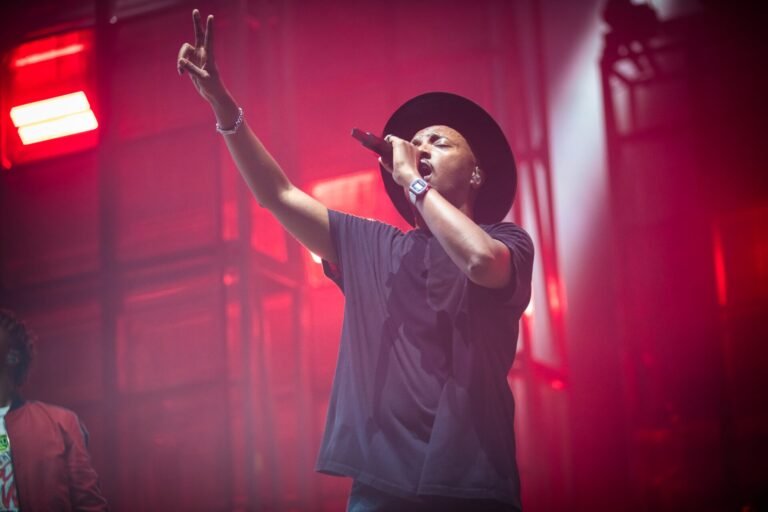 Quelle est la chanson écrite par Goldman pour Soprano 20 soprano sur scene en performance musicale