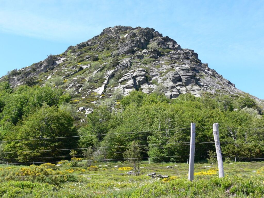 source de la loire en montagne