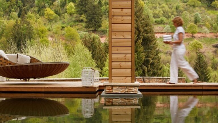 Quels services propose l'hôtel & spa Les Lodges Sainte Victoire 6 spa relaxant avec vue sur la nature