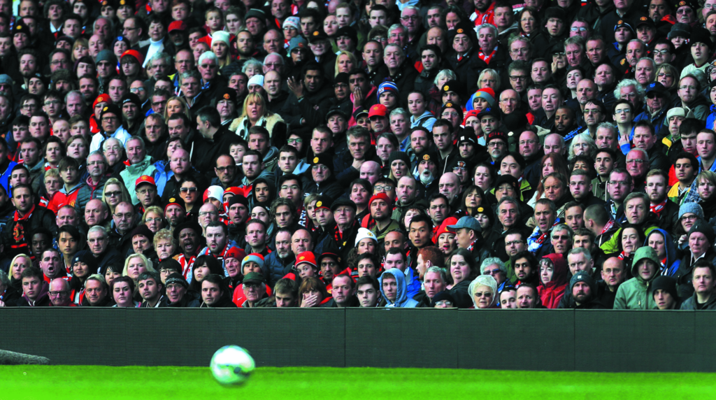 stade de foot avec supporters en action