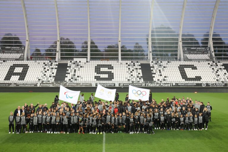 stade de football avec drapeaux olympiques