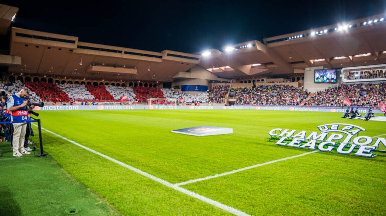 stade de football avec supporters en ebullition