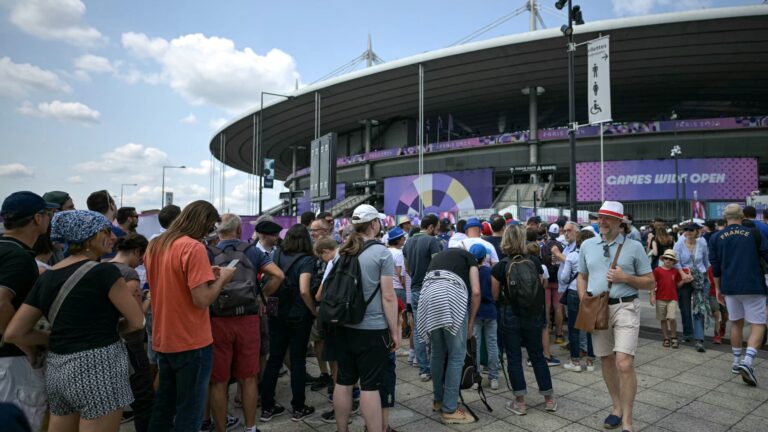 stade rempli de spectateurs en attente