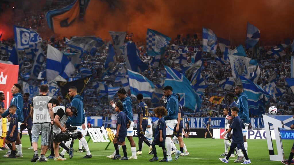 stade velodrome avec fans passionnes