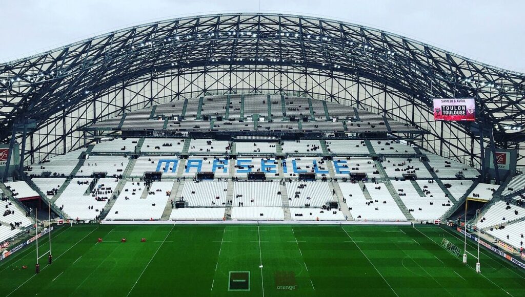 stade velodrome illumine avant un match