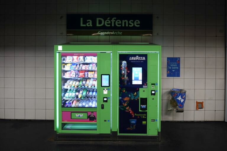 station de metro avec distributeur automatique