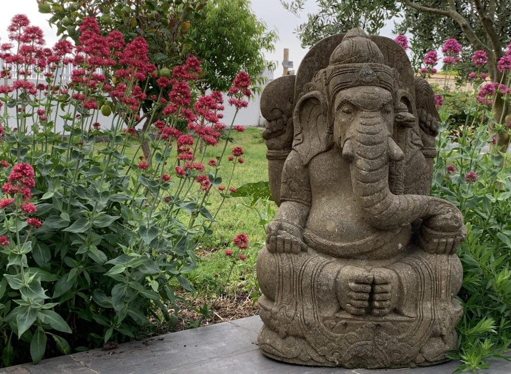 Comment choisir une statue de jardin en pierre ancienne pour votre extérieur