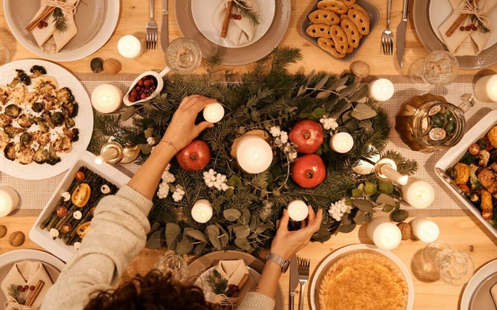 table festive avec plats colores et convives