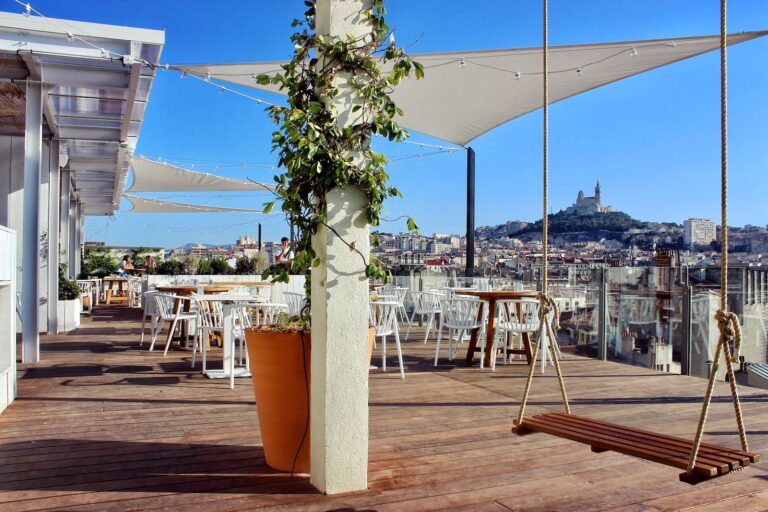 terrasse animee avec vue sur le port