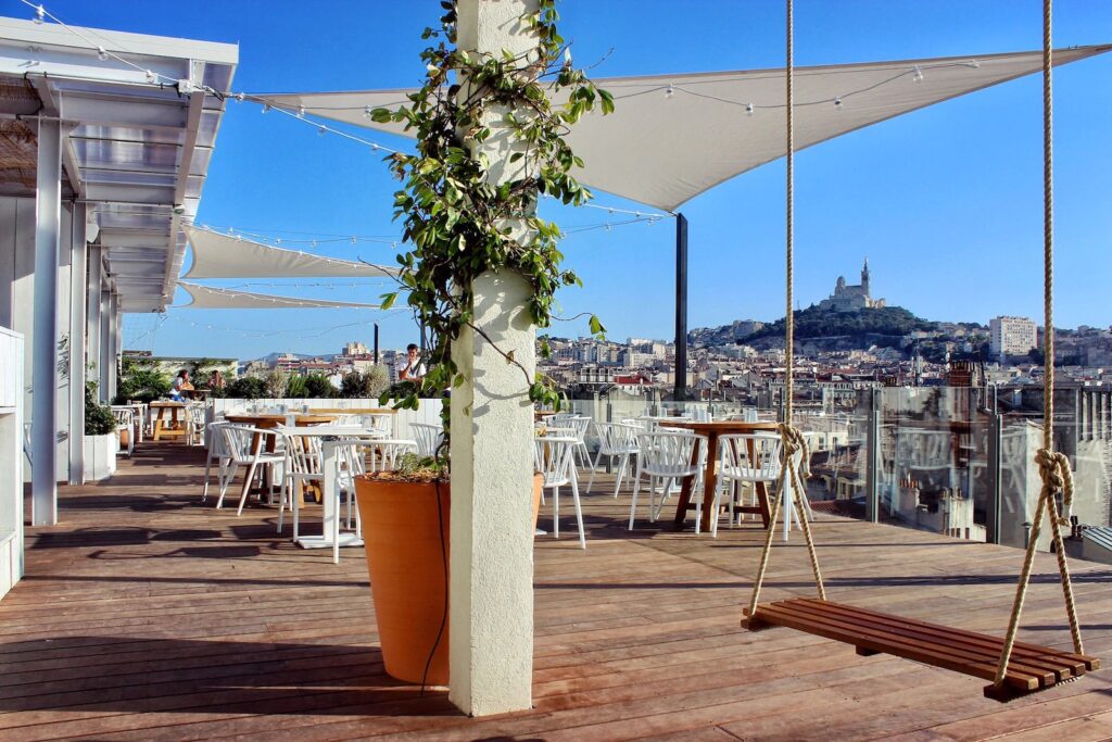 terrasse avec vue sur le port animee