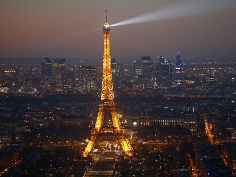 tour eiffel illuminee la nuit