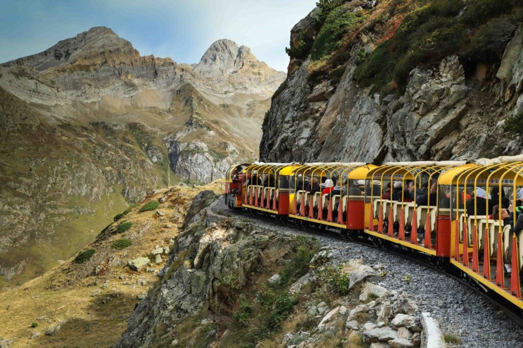 Pourquoi le train jaune est-il une attraction incontournable dans les Pyrénées-Orientales