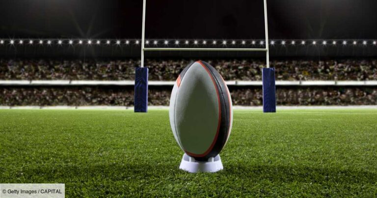 un ballon de rugby sur un terrain