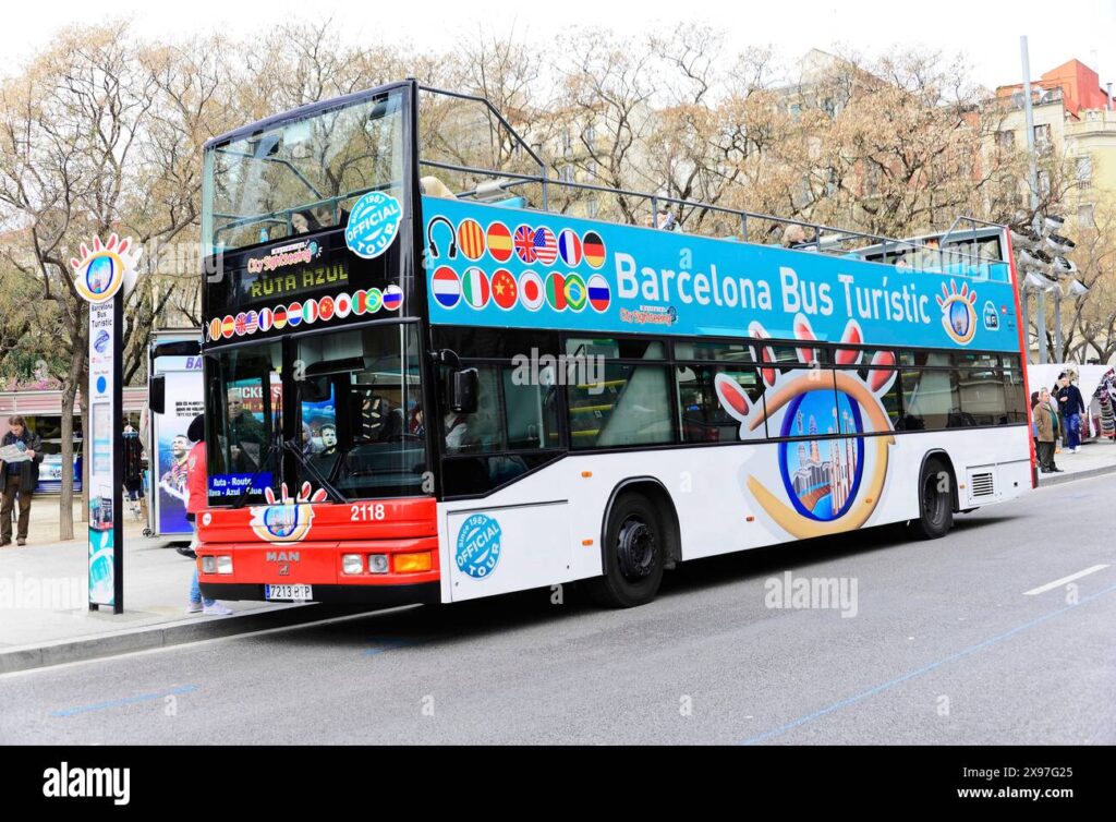 un bus colore dans les rues de barcelone