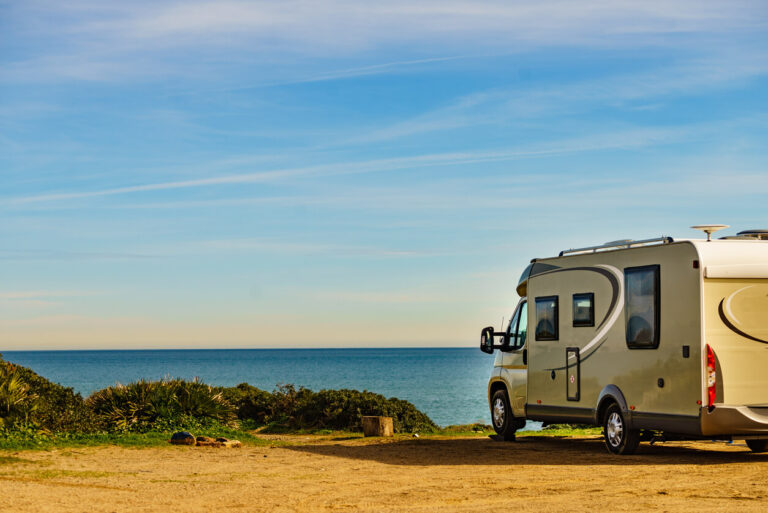 un camping car stationne pres de la mer
