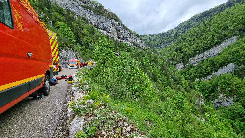 un camping car sur une route dans le jura