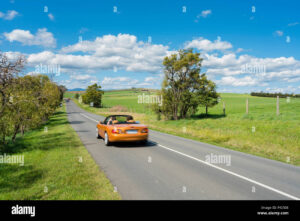 un car roulant sur une route