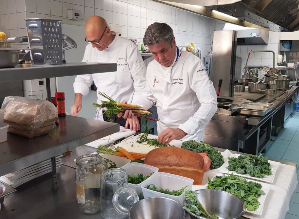 un chef cuisinier en pleine preparation