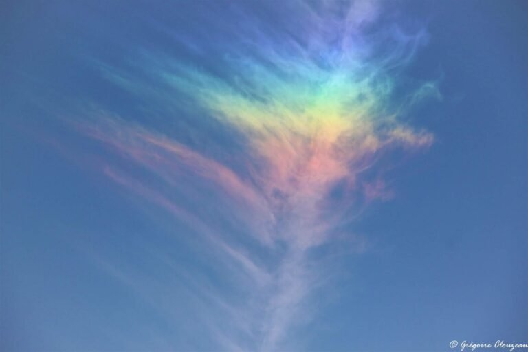 Pourquoi Mars est-il surnommé le mois des fous 7 un ciel de mars avec des nuages colores