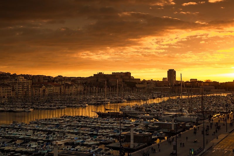 un coucher de soleil sur marseille