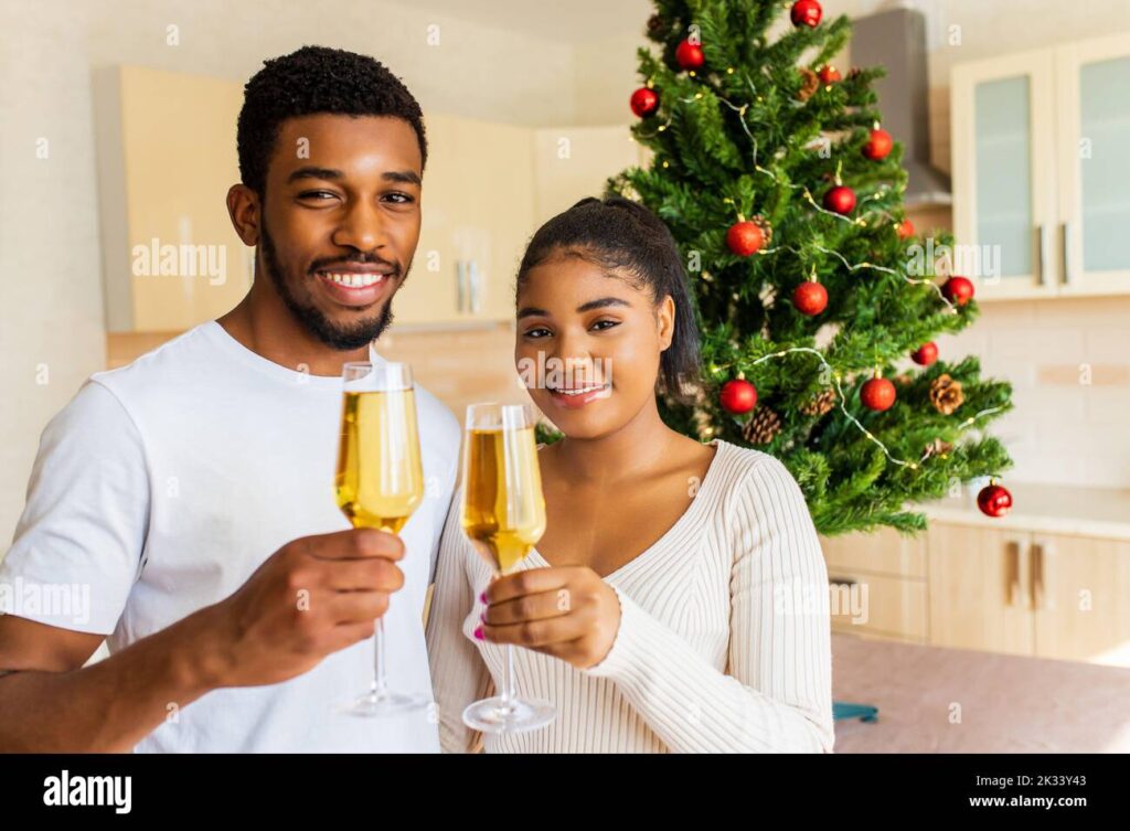 un couple celebrant le nouvel an