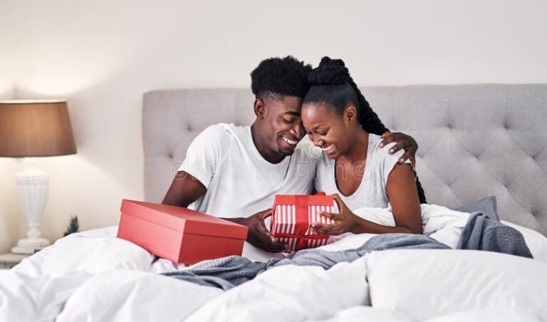 un couple echangeant des cadeaux creatifs