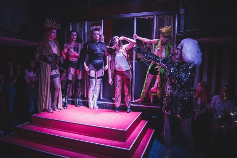 Qu'est-ce que le Drag King dans Drag Race France 32 un drag king en pleine performance sur scene