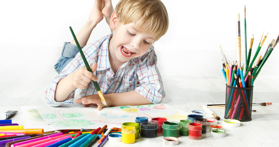 un enfant jouant dans un espace creatif