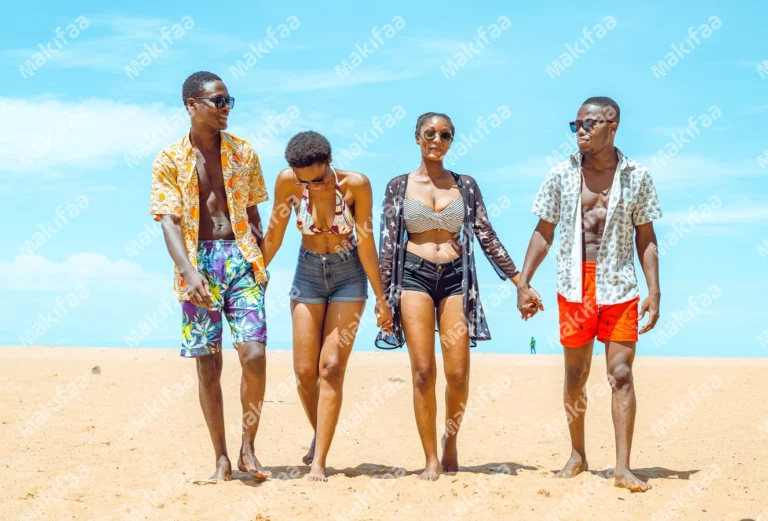 Que disent réellement les paroles de "Nous sommes les Marseillais" 11 un groupe de jeunes sur une plage