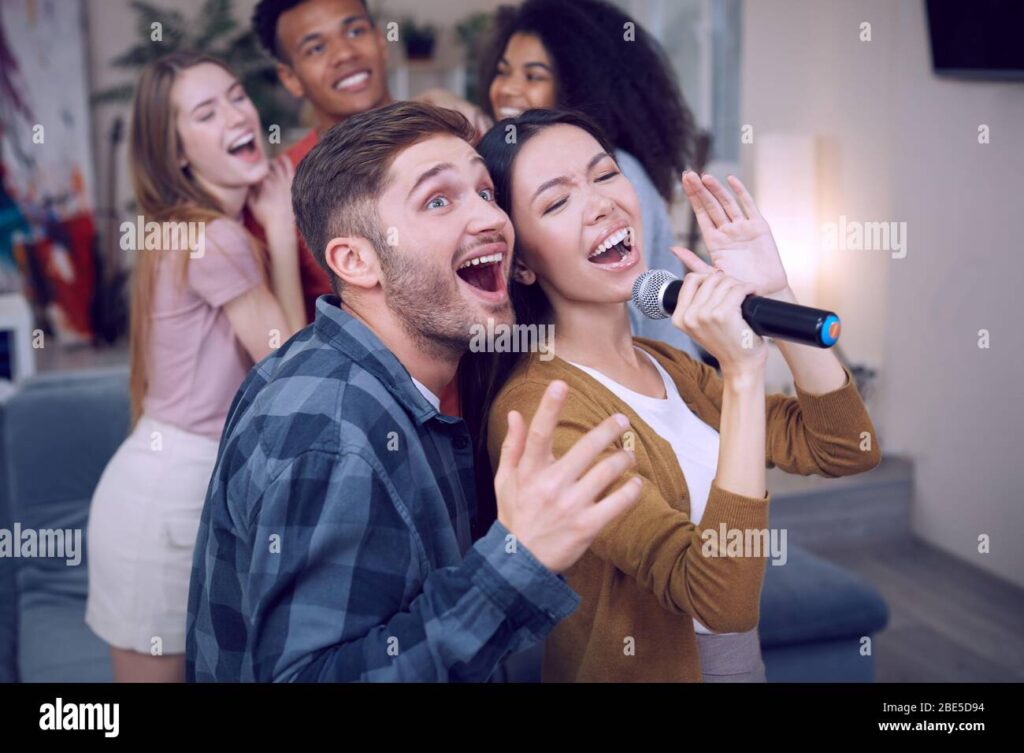 un groupe de personnes chantant ensemble