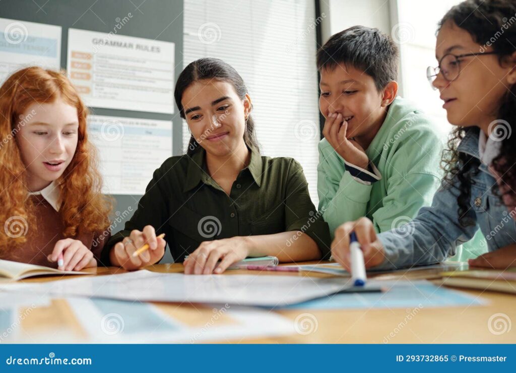 un groupe de personnes discutant de grammaire