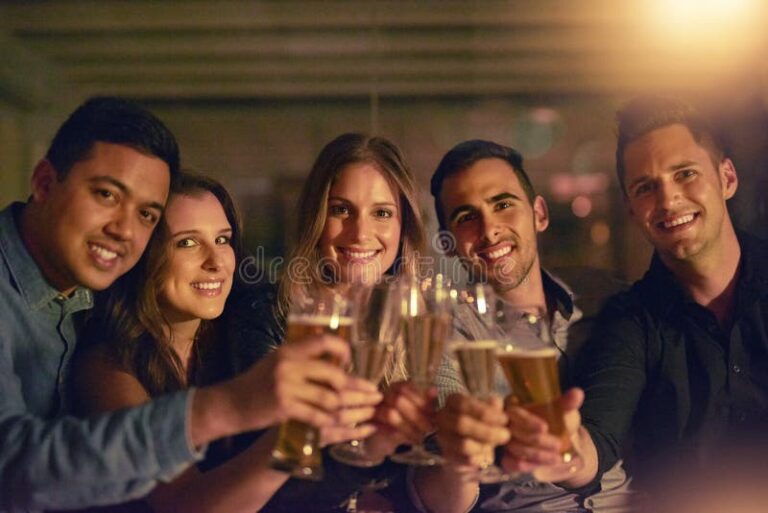 un groupe de personnes en train de celebrer