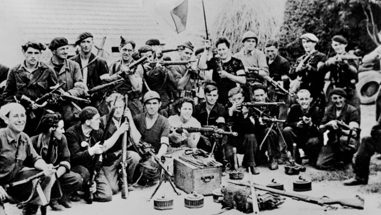 un groupe de resistants francais pendant la guerre