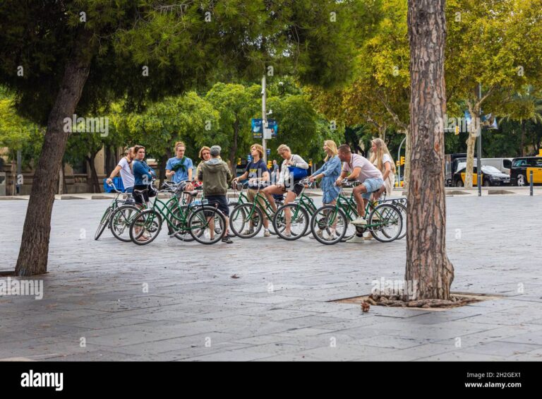 un groupe de touristes explorant une ville