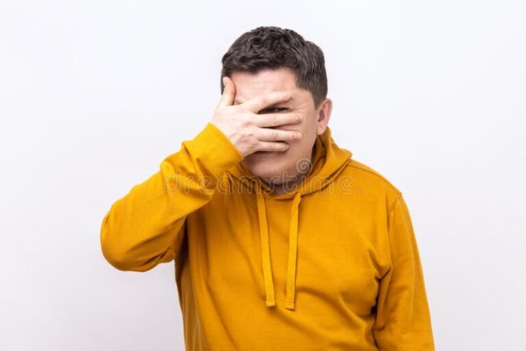 un homme pensif avec un regard curieux