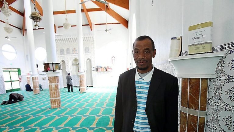 Comment demander conseil à un imam pour des questions spirituelles 18 un imam en discussion avec un fidele