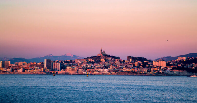 un panorama de marseille au coucher de soleil