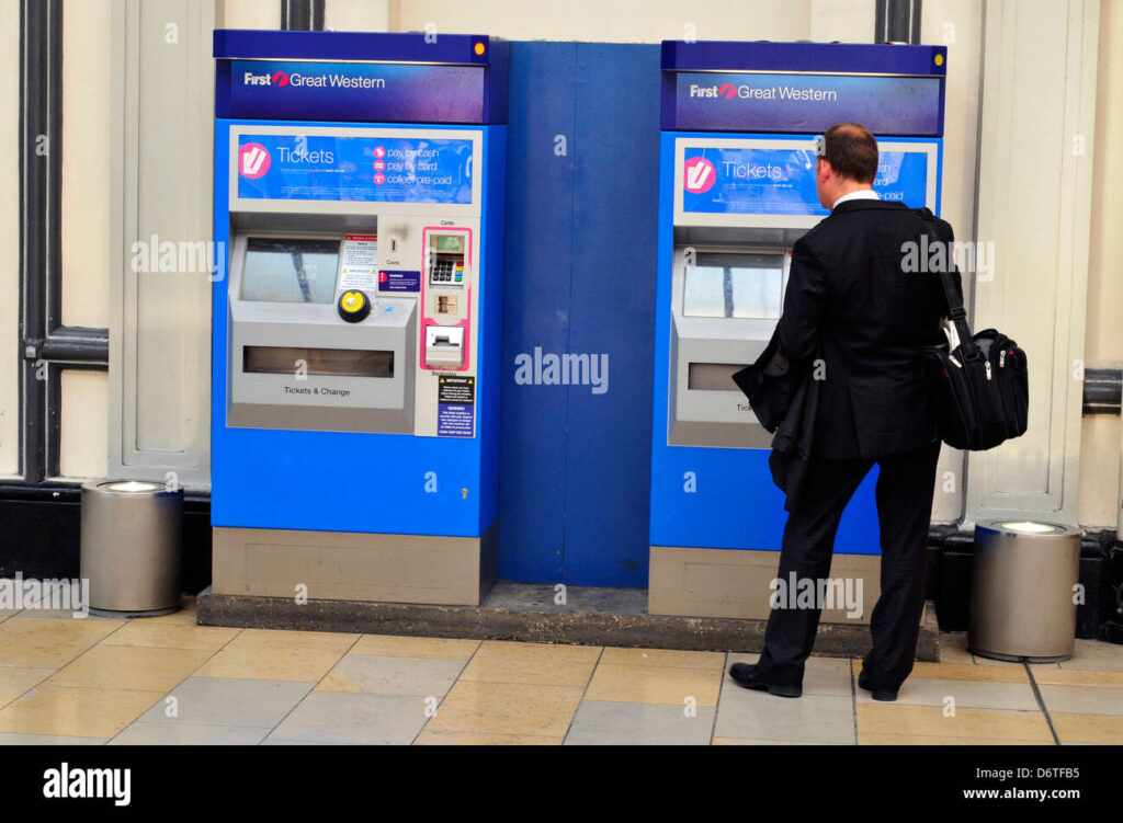 un passager utilisant une machine a billets