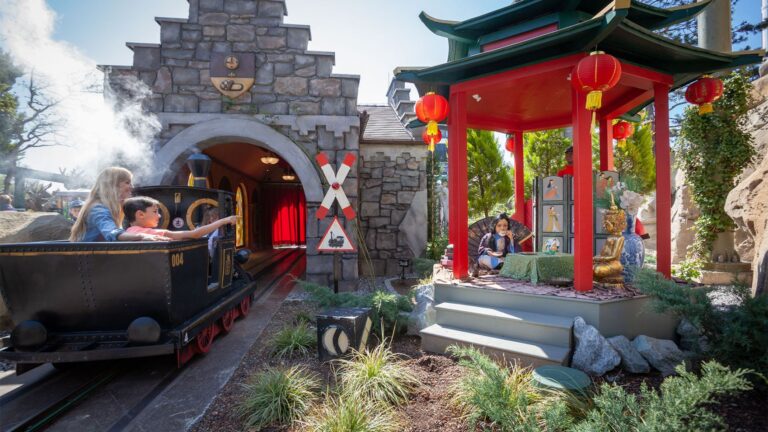 un petit train serpentant dans le jardin