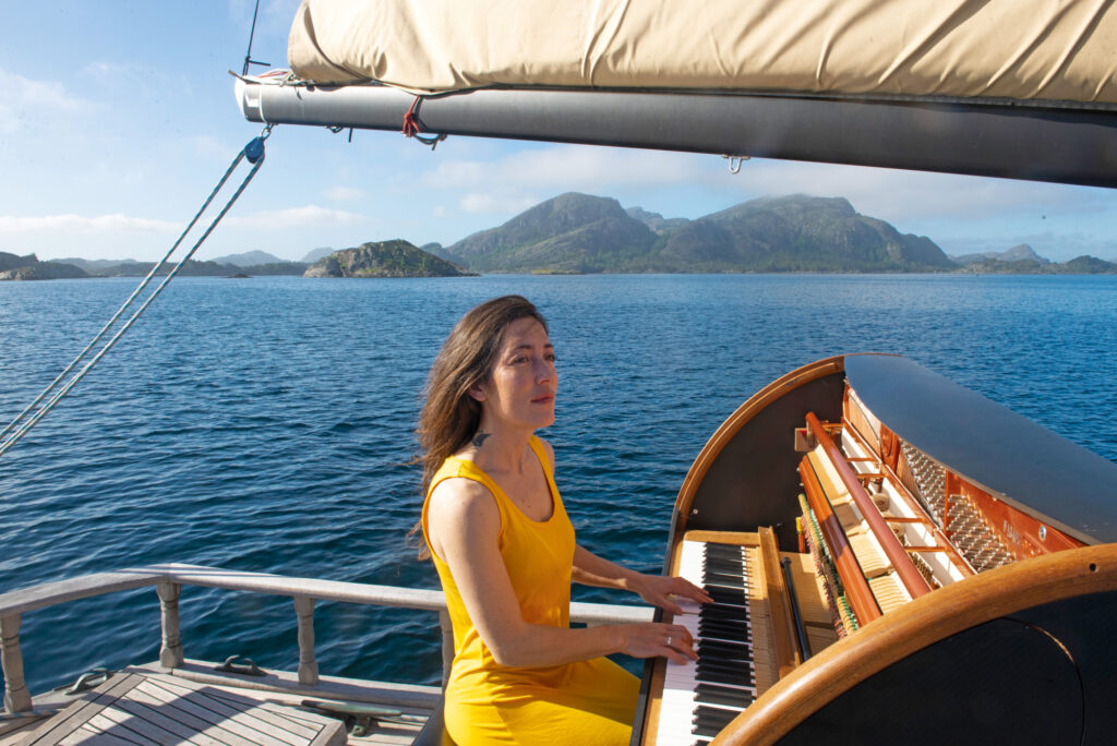 un pianiste solitaire sur un bateau