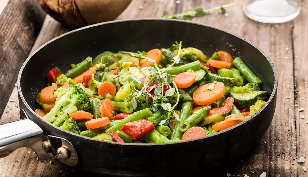 un plat de legumes varies colores