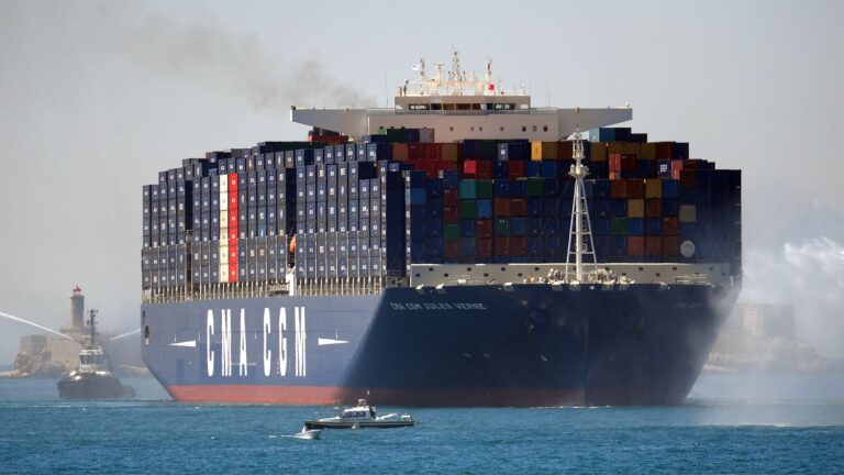 un porte conteneurs geant en mer