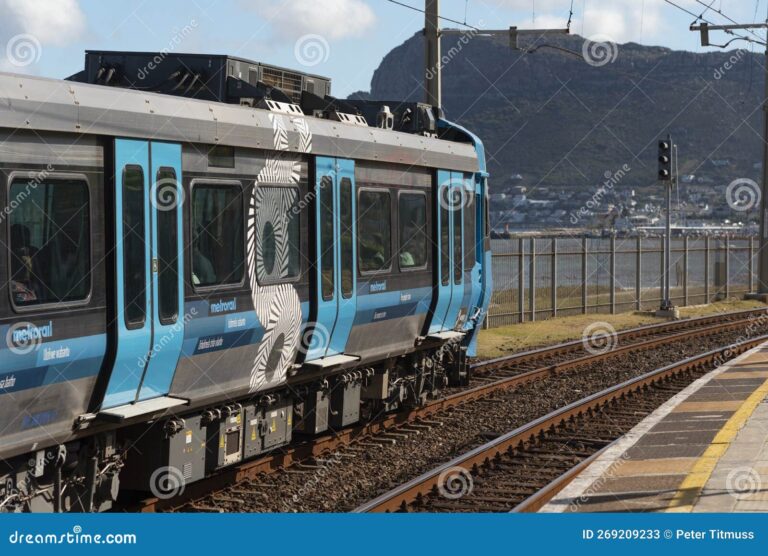 un train moderne sur une voie cotiere