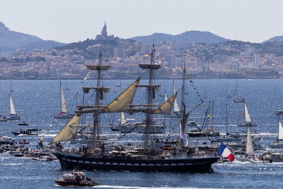 un voilier majestueux dans le port