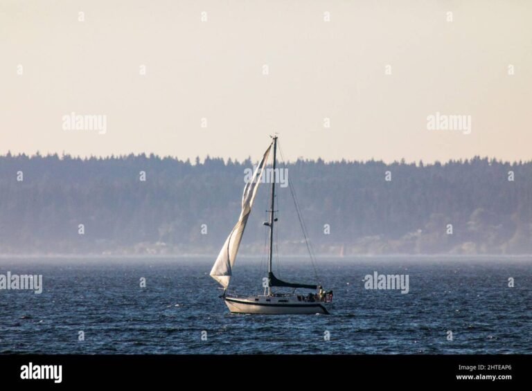 un voilier sous un ciel ensoleille