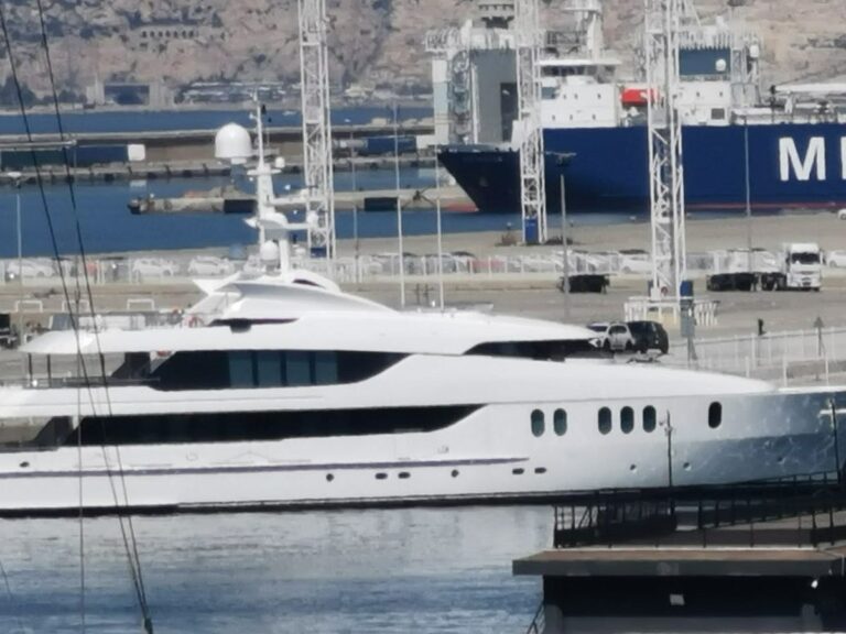 un yacht naviguant pres du port de marseille