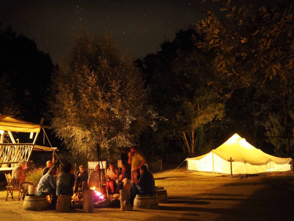 un zoo de nuit avec des visiteurs