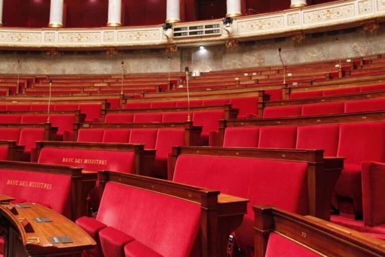 Que se passe-t-il après la dissolution de l'Assemblée nationale 5 une assemblee vide avec des sieges vides