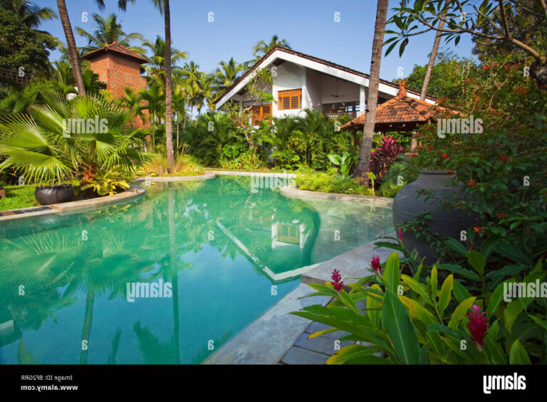 une elegante villa avec piscine entouree de jardins